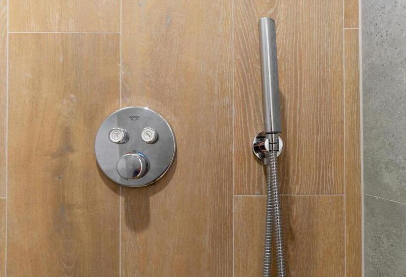 سوئیت پرزیدنت, Ornament Hotel And Apartments