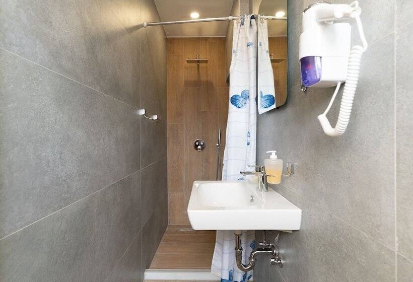 استودیو خانوادگی, Ornament Hotel And Apartments