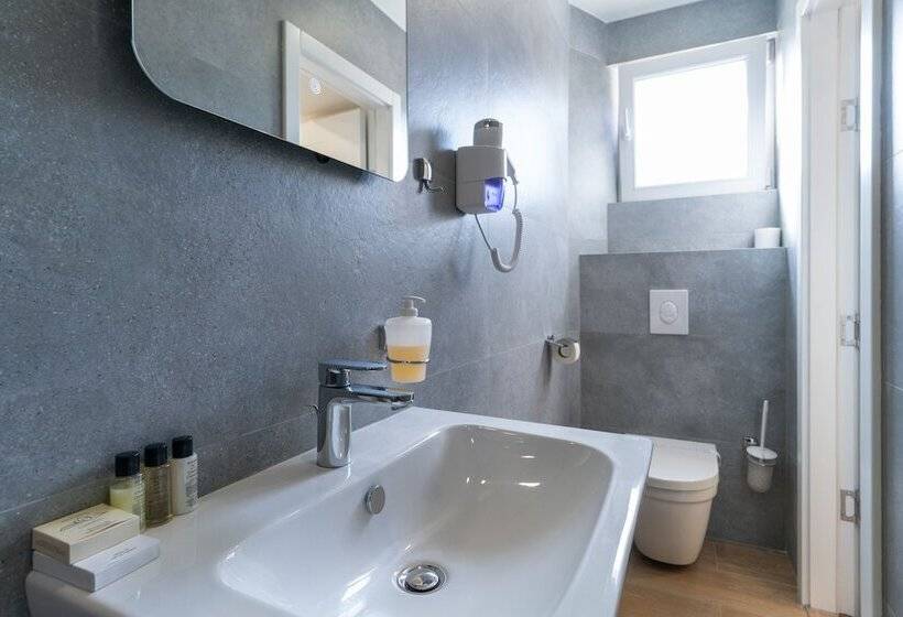 استودیو خانوادگی, Ornament Hotel And Apartments