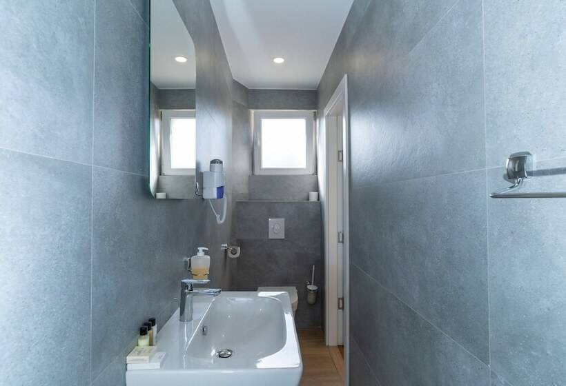 استودیو خانوادگی, Ornament Hotel And Apartments