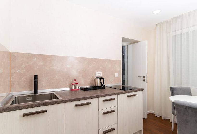 استودیو خانوادگی, Ornament Hotel And Apartments