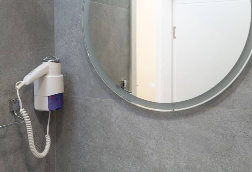 استودیوی لوکس, Ornament Hotel And Apartments