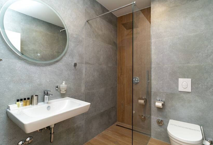 استودیوی لوکس, Ornament Hotel And Apartments