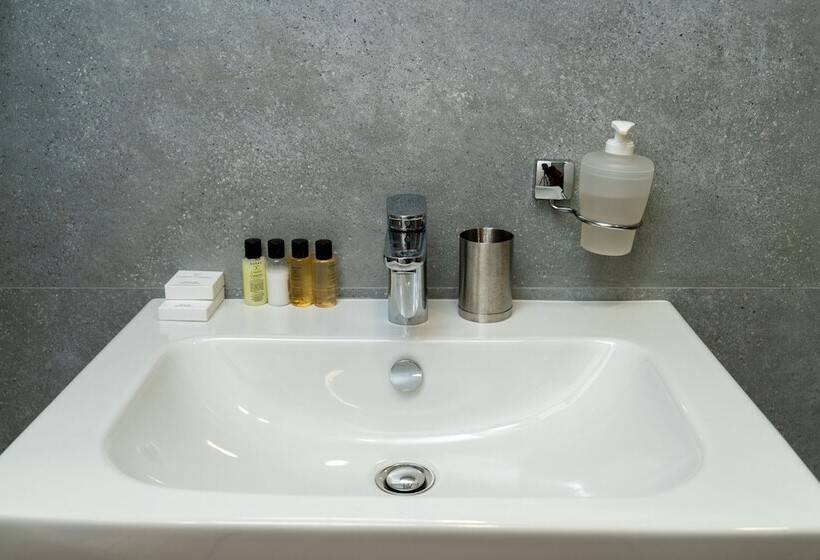 استودیوی لوکس, Ornament Hotel And Apartments