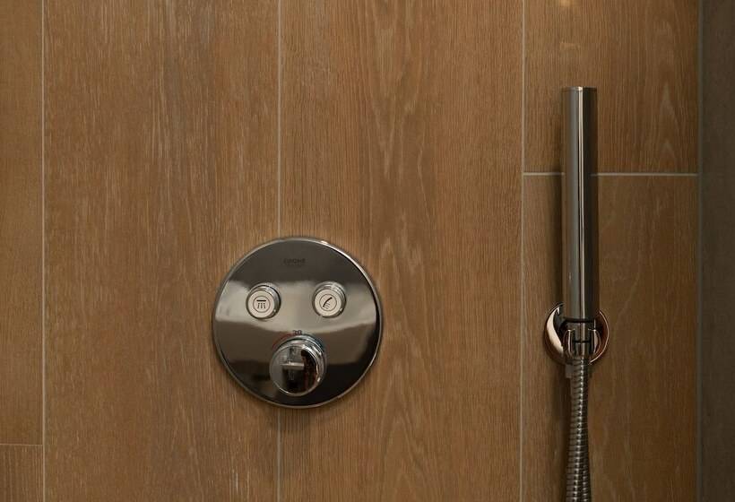 استودیوی لوکس, Ornament Hotel And Apartments