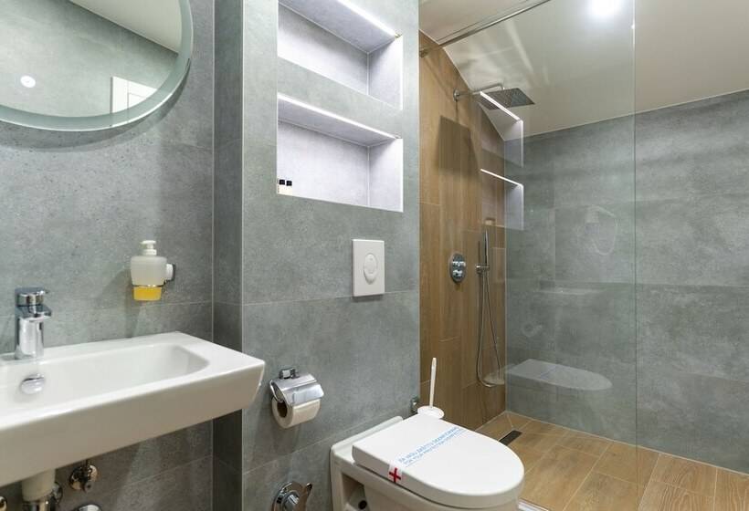 استودیوی لوکس, Ornament Hotel And Apartments