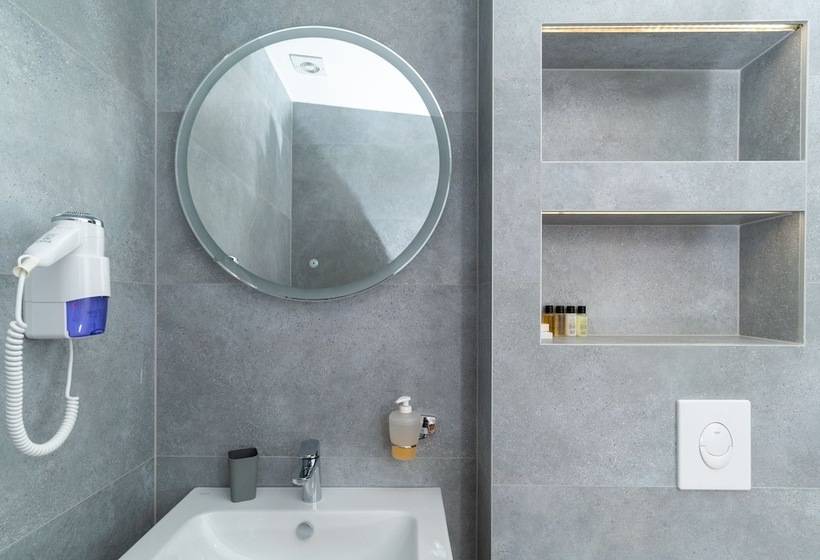 استودیوی لوکس, Ornament Hotel And Apartments