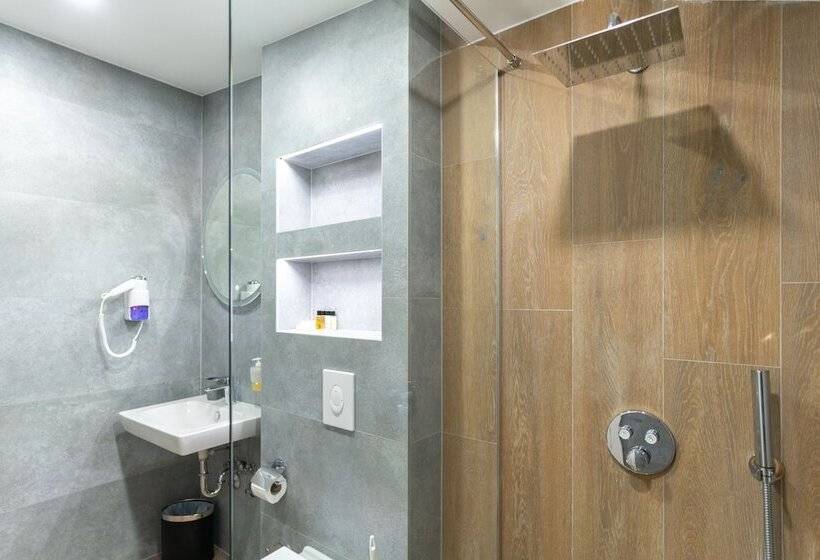 استودیوی لوکس, Ornament Hotel And Apartments