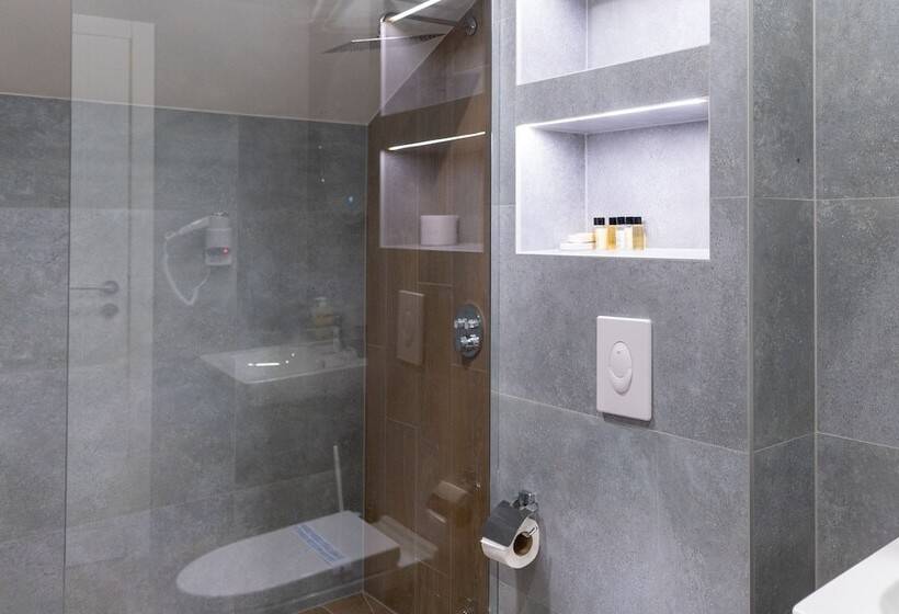 استودیوی لوکس, Ornament Hotel And Apartments