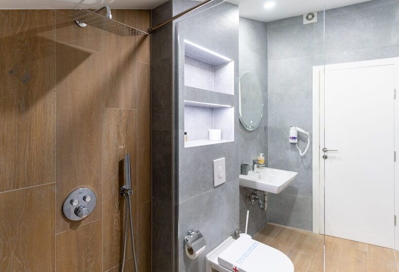 استودیوی لوکس, Ornament Hotel And Apartments