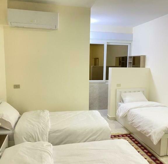 اتاق لوکس سه تخته, Rose City Inn