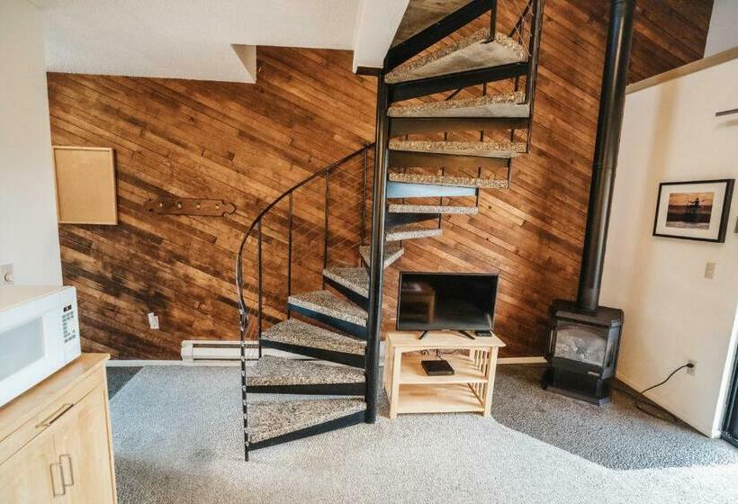 جناح, Surfcrest Resort