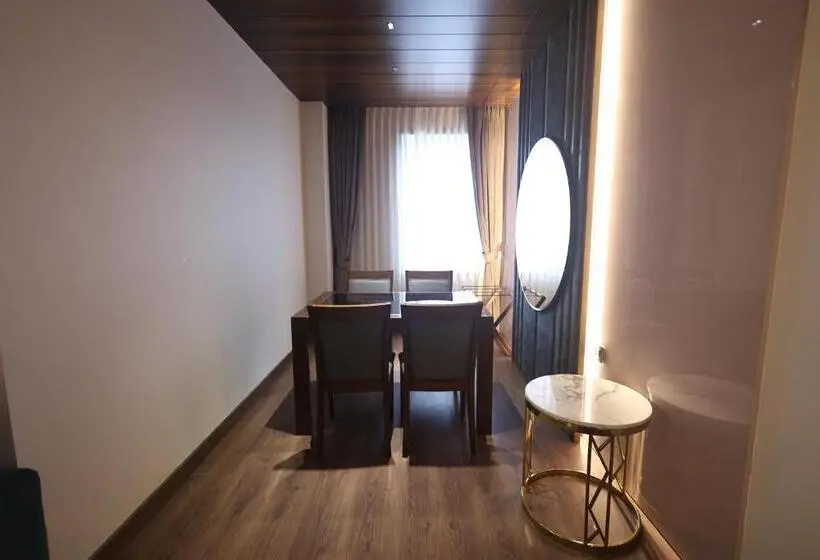 Sviitti Parveke, The Ramayana Hotel, Ayodhya