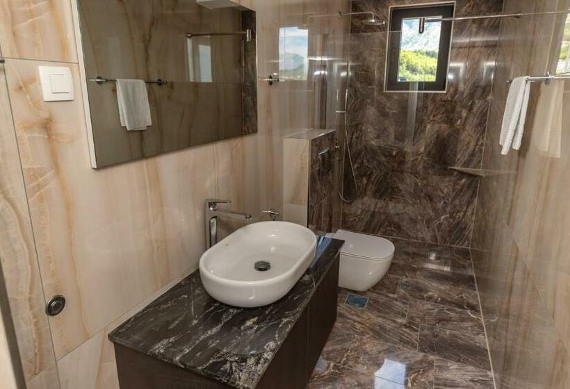 استودیو استاندارد با تراس, N