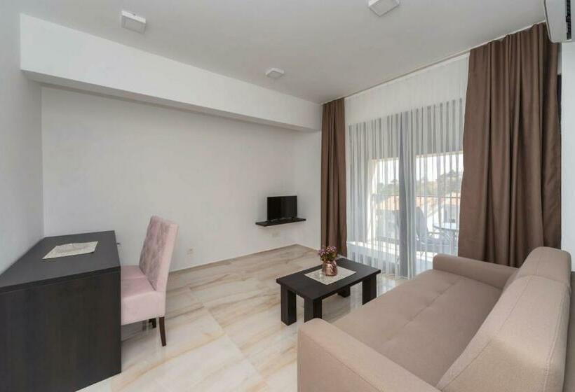 اتاق لوکس با بالکن, N