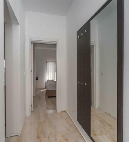 اتاق لوکس با بالکن, N