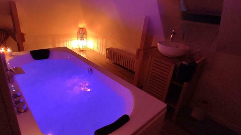 غرفة قياسية مزوَّدة بجاكوزي, Ty Madelez, Chambres De Charme, Gîtes, Crêperie Et Spa