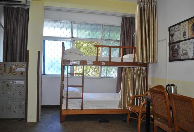 Кровать в Общей Комнате, Haikou Banana Hostel