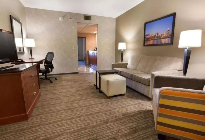 キングサイズベッドのスイートルーム, Drury Inn & Suites Cincinnati Sharonville