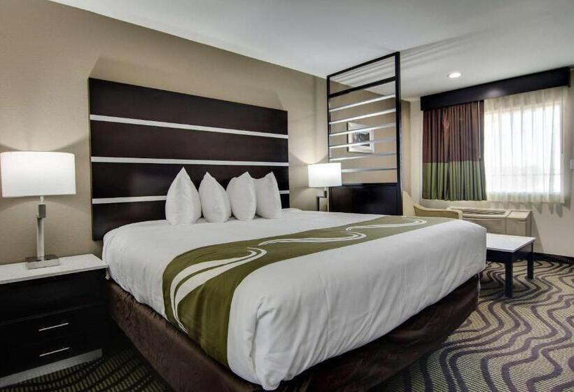 מיטת קינג בסוויטה, Quality Inn & Suites Athens University Area