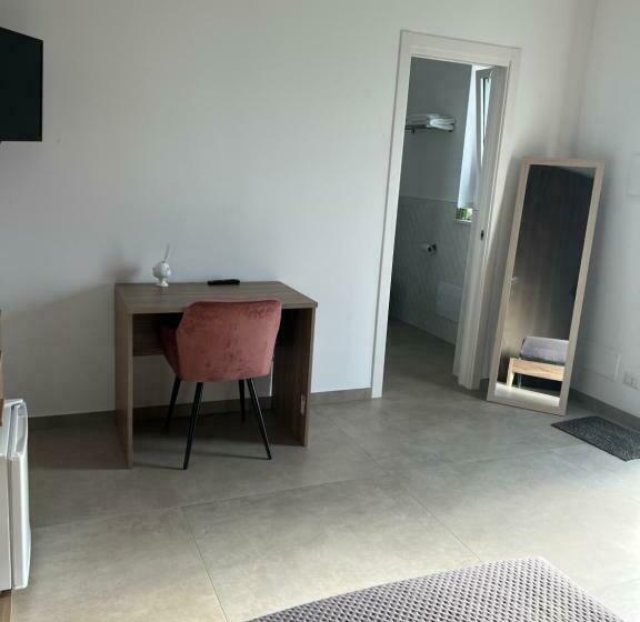 غرفة قياسية, Poolside