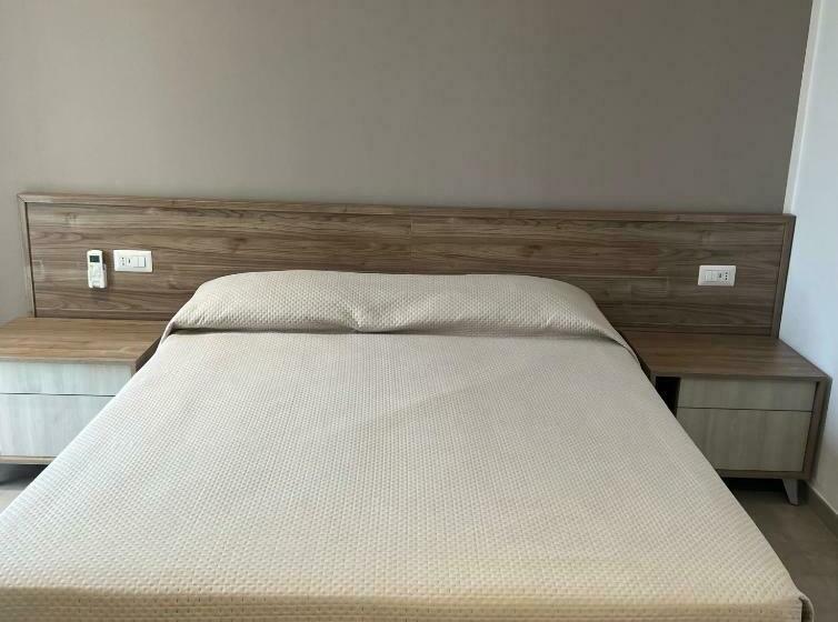 غرفة قياسية, Poolside