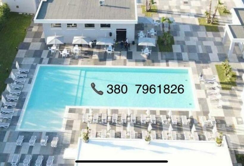 غرفة قياسية, Poolside