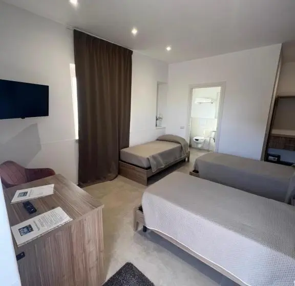 Habitació Triple Estàndard, Poolside