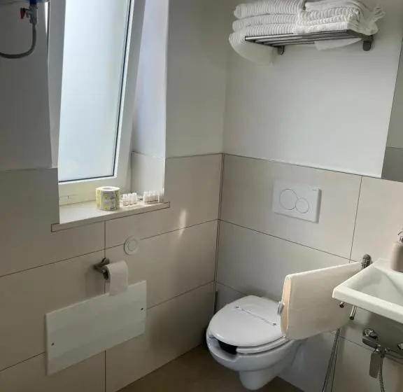 Habitació Triple Estàndard, Poolside