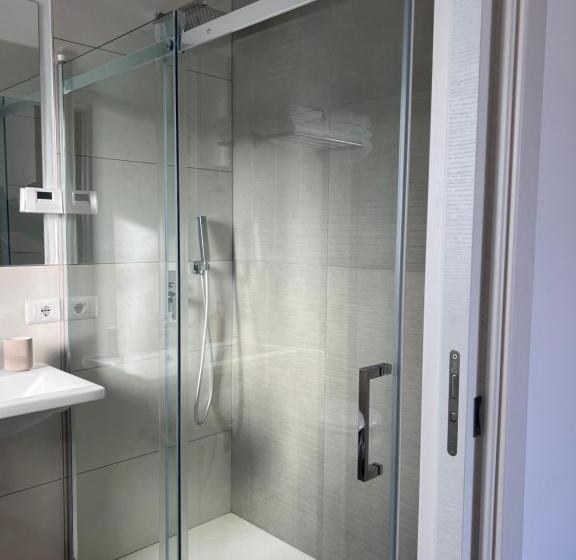 غرفة قياسية ثلاثية, Poolside