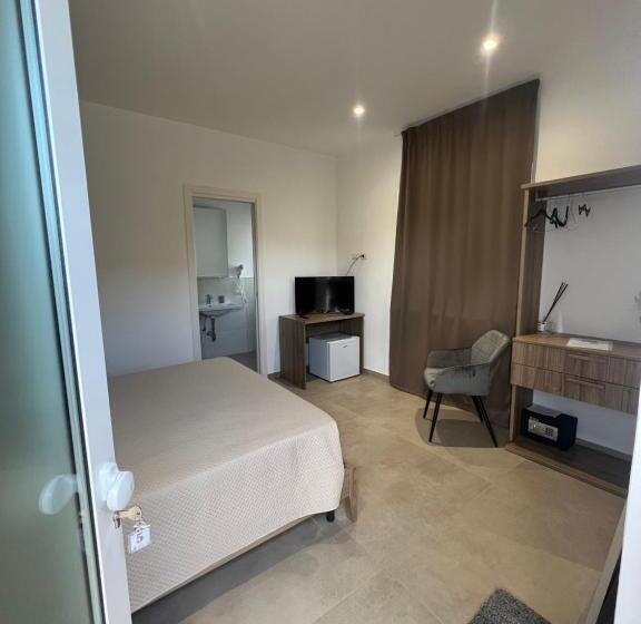 غرفة قياسية, Poolside