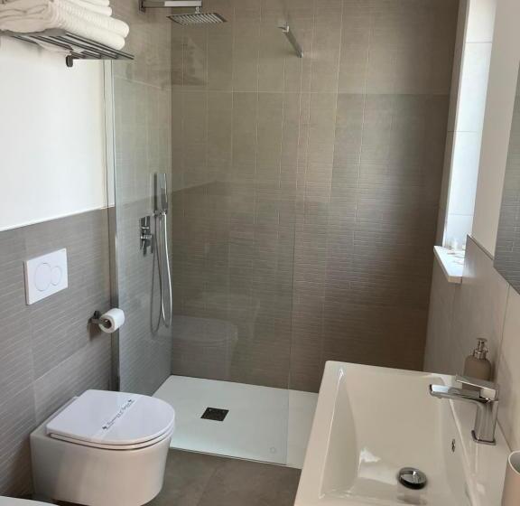 غرفة قياسية فردية, Poolside