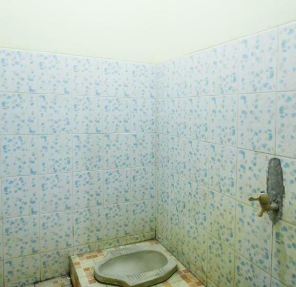 经济房, Spot On 91606 Nadin Guest House