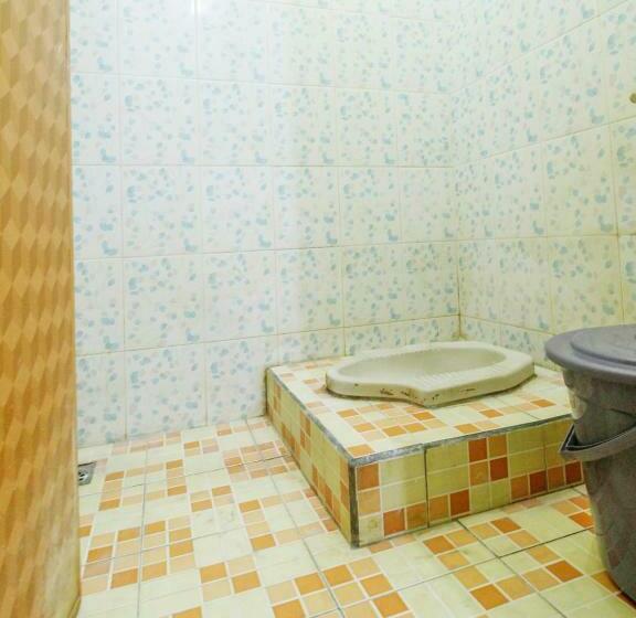 经济房, Spot On 91606 Nadin Guest House