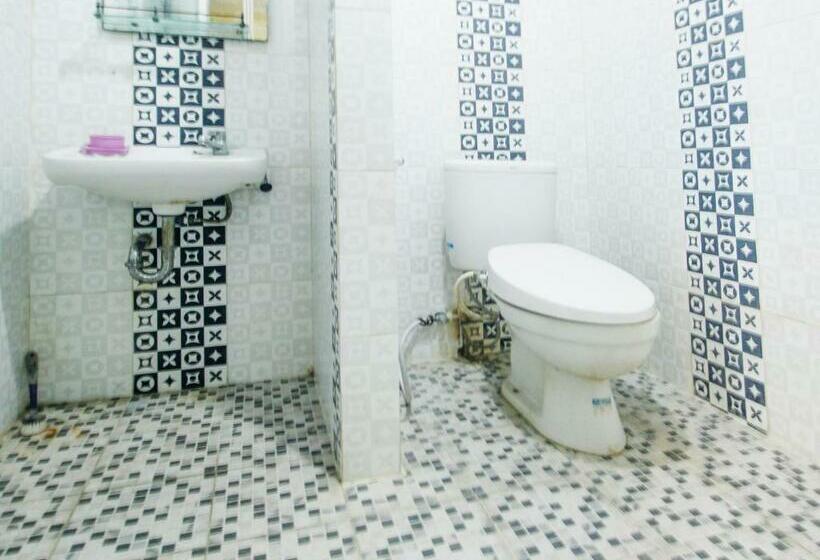 经济房, Spot On 91606 Nadin Guest House