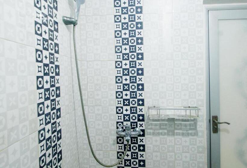 经济房, Spot On 91606 Nadin Guest House