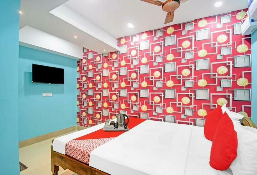 חדר קלאסי לשלושה, Spot On Lewis Paradise