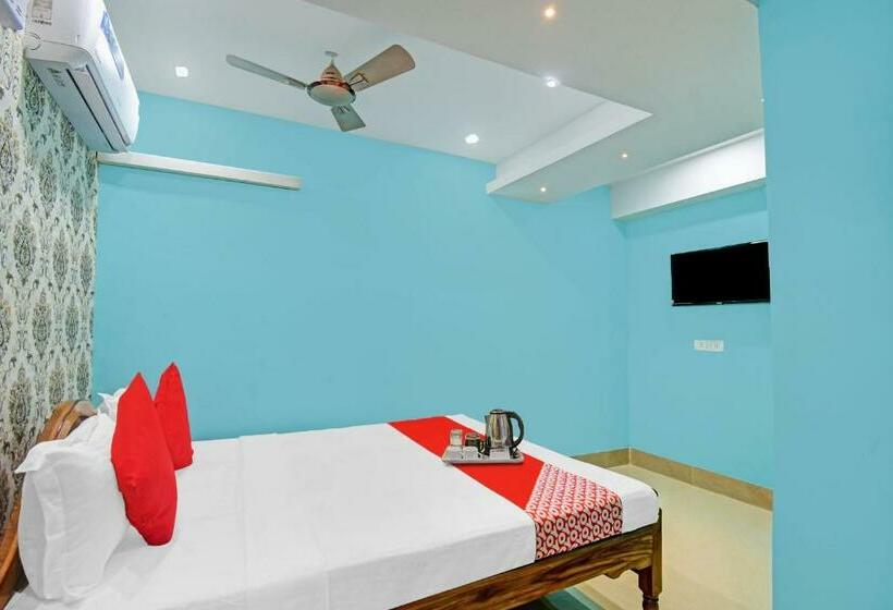 חדר קלאסי לשלושה, Spot On Lewis Paradise