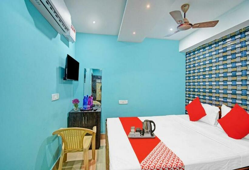 חדר קלאסי לשלושה, Spot On Lewis Paradise