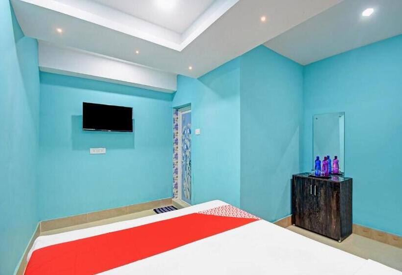 חדר קלאסי לשלושה, Spot On Lewis Paradise