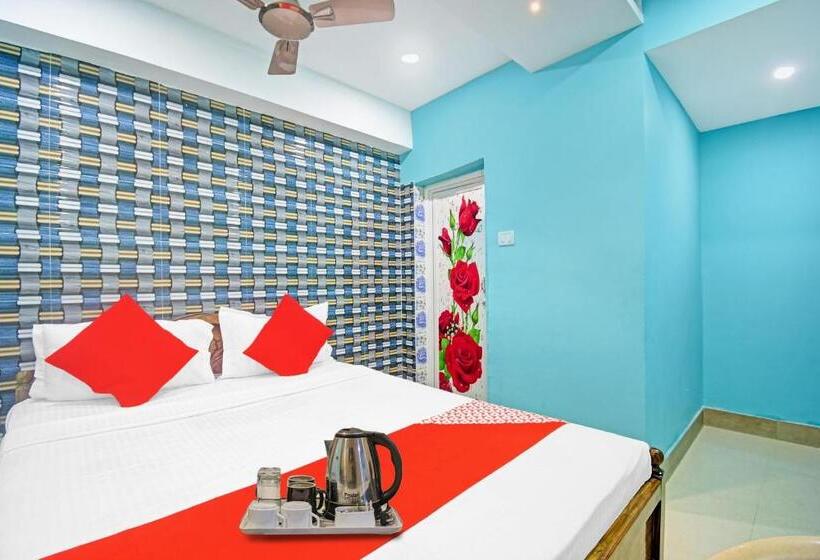 חדר קלאסי לשלושה, Spot On Lewis Paradise