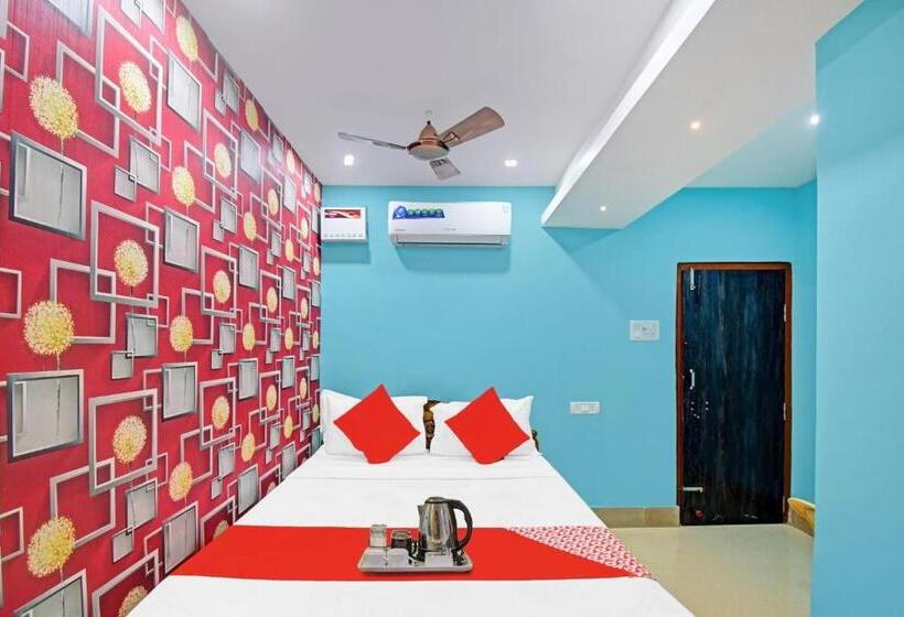 חדר קלאסי לשלושה, Spot On Lewis Paradise