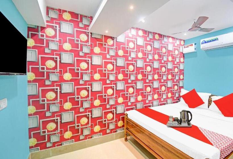 חדר קלאסי לשלושה, Spot On Lewis Paradise