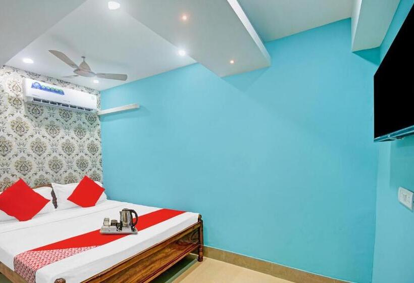 חדר קלאסי לשלושה, Spot On Lewis Paradise