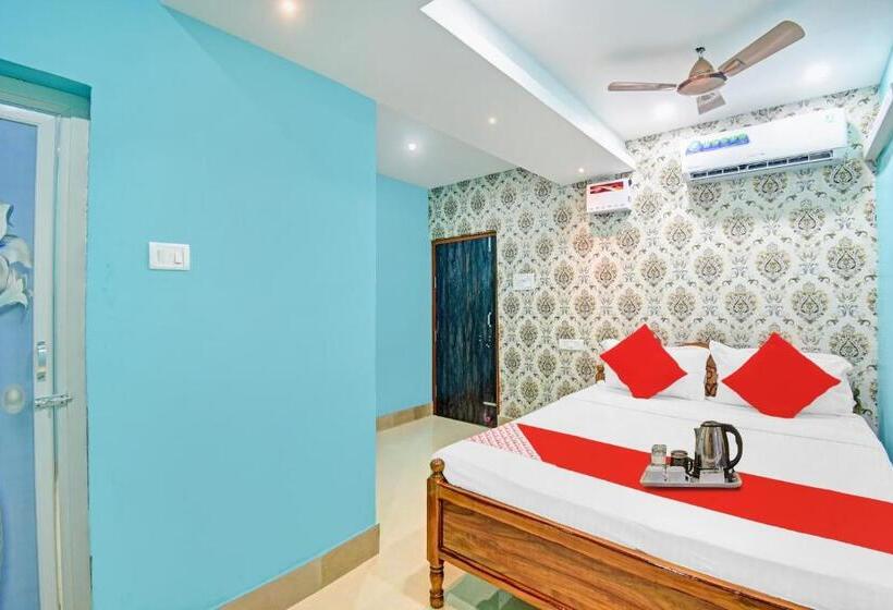 חדר קלאסי לשלושה, Spot On Lewis Paradise