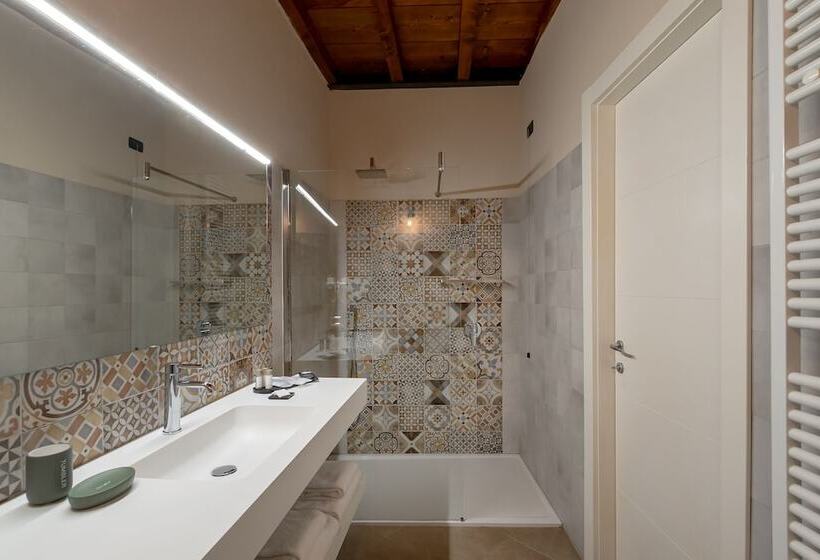 高级三人间, Bonacolsi Collection