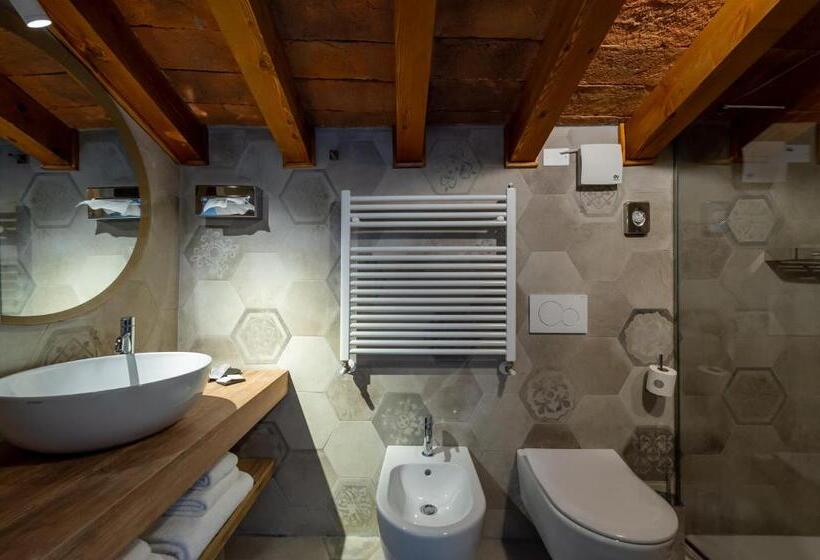 高级三人间, Bonacolsi Collection