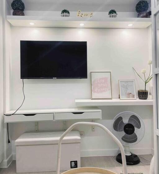 استودیو استاندارد با چشم‌انداز, Azure North Monaco Tower Unit 2114