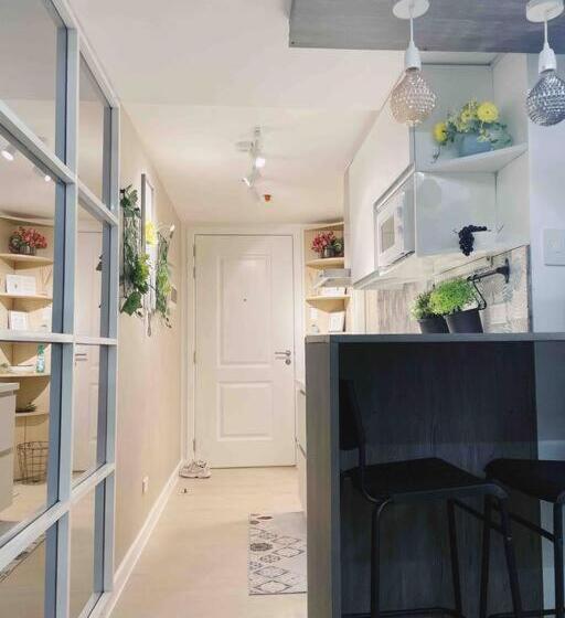 استودیو استاندارد با چشم‌انداز, Azure North Monaco Tower Unit 2114