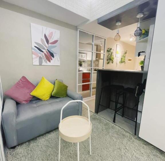 استودیو استاندارد با چشم‌انداز, Azure North Monaco Tower Unit 2114